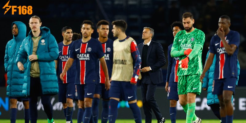 Enrique cùng các học trò đang đứng trước “núi” khó khăn ở Cúp C1