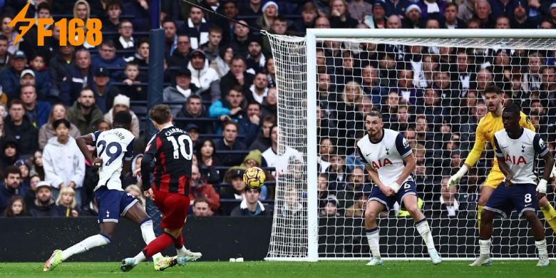 Tình huống làm bàn của Tom Cairney trong trận derby Tottenham vs Fulham